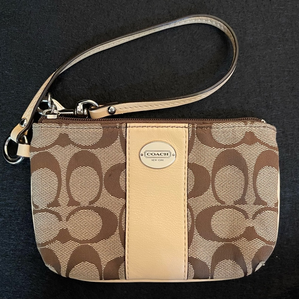 COACH WRISTLET IN SIGNATURE LOGO